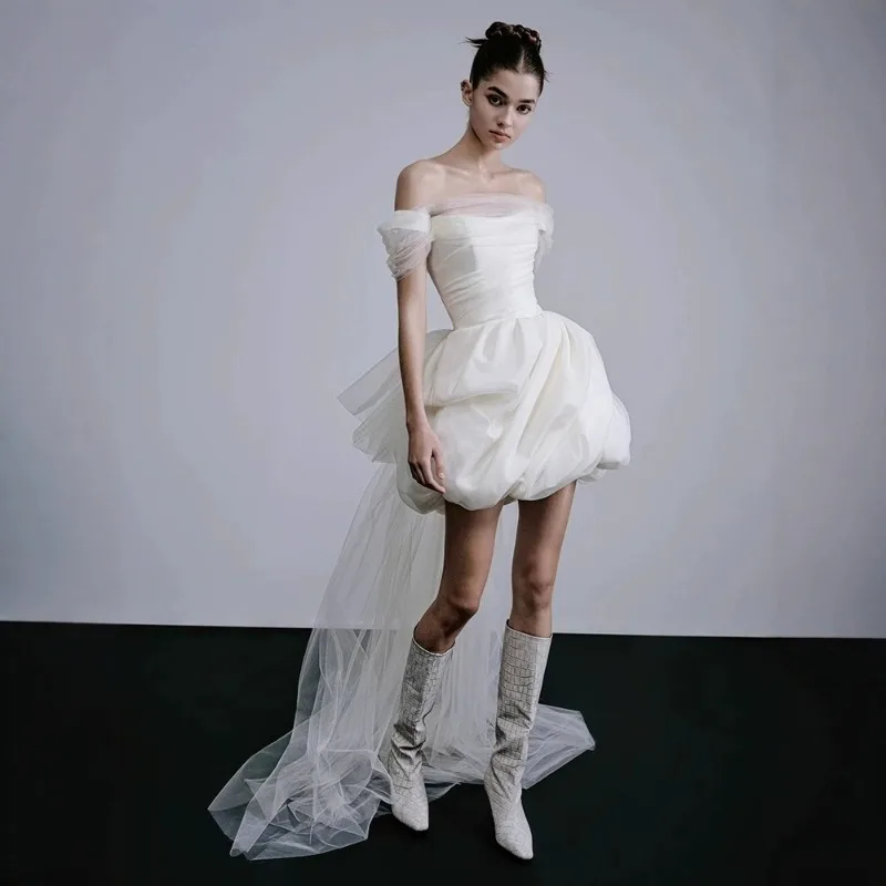 Französischer Stil Reise-Fotografie Leichtes Hochzeitskleid mit Einer Schulter Satin Trägerloses Brautkleid Kurzes Weißes Kleid Verlobungskleid