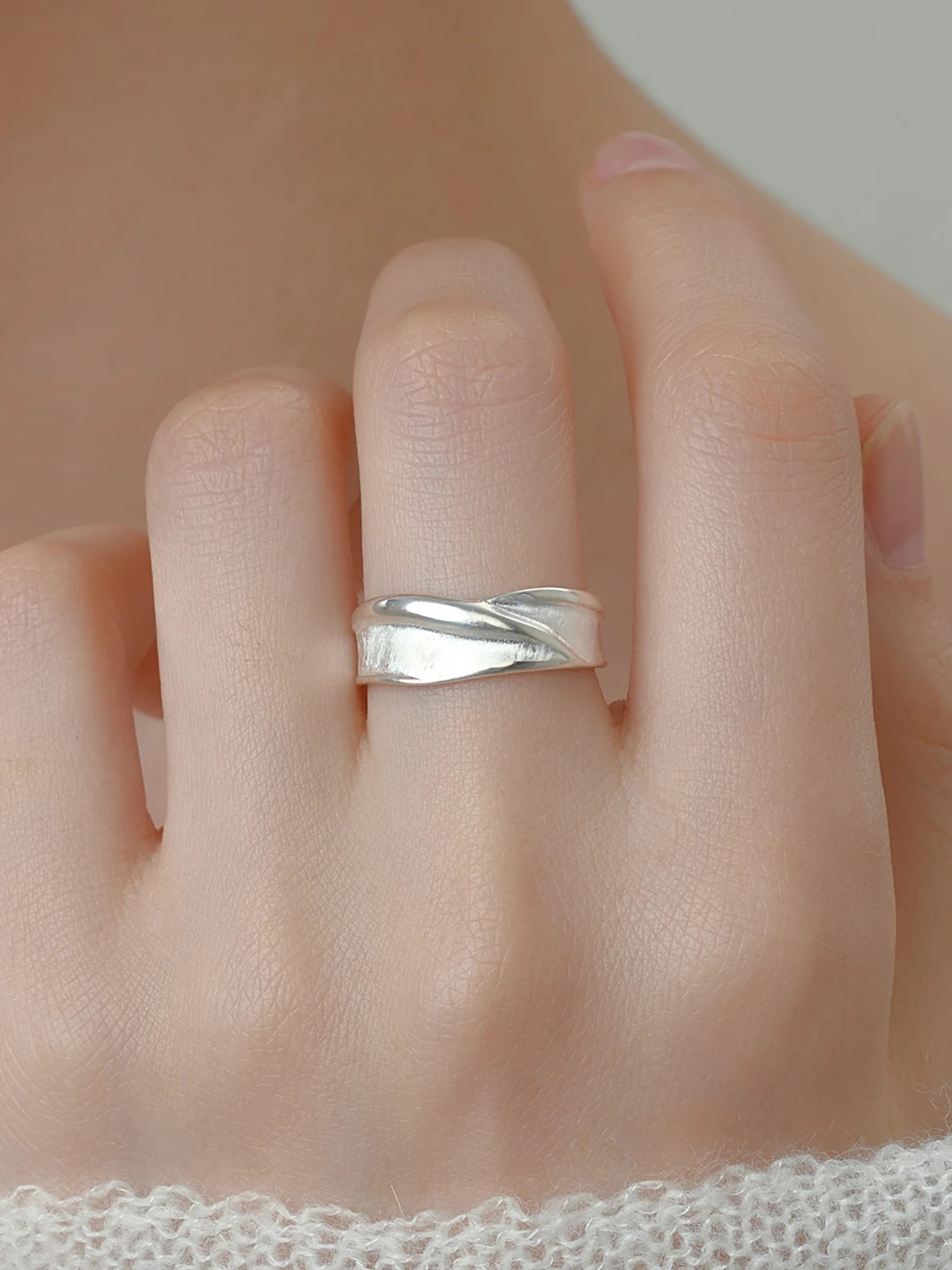 bague-en-argent-s925-avec-texture-legerement-plissee-bague-ouverte-pour-l'index-bijoux-simples-et-elegants