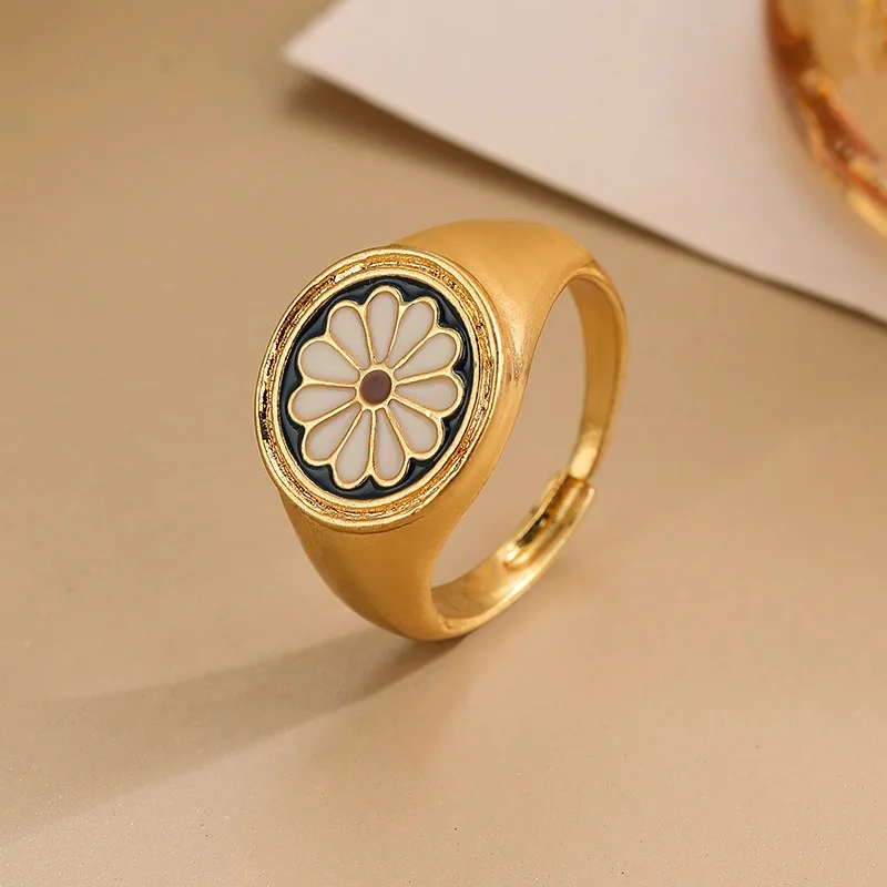 Designer New Medieval Court Style Ladies Ring Fashion Gold-plated Enamel Flower Women Ring Luxury Jewelry Gifts