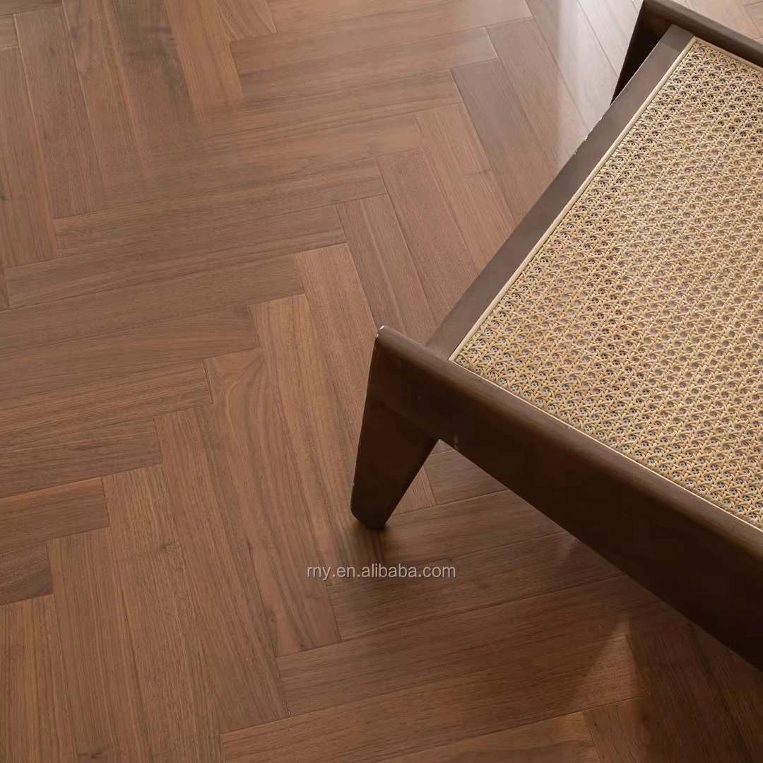 نسخة مخصصة 15 مم من خشب الجوز الأسود والخشب الصلب المركب متعدد الطبقات أرضية متعرجة متوافقة مع الحرارة المشعة