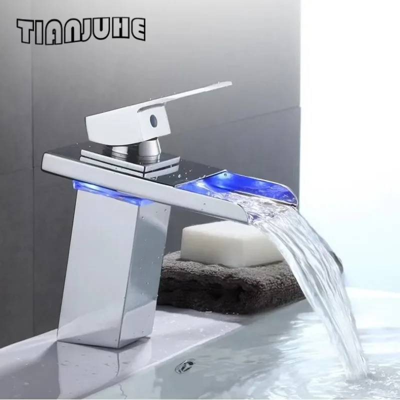 

Светодиодный смеситель для ванной комнаты с одной ручкой и одним отверстием, натертый маслом, 3-цветный смеситель с изливом-водопадом для крепления на раковину, смеситель для туалетного столика