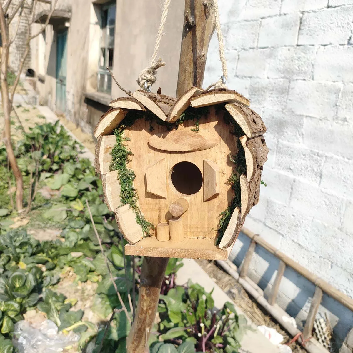 Wooden Bird\'s Nest Outdoor Hanging Heart-Shaped Bird\'s Nest House with Pole Small Birdcage House Budgie Bird House 1 Piece