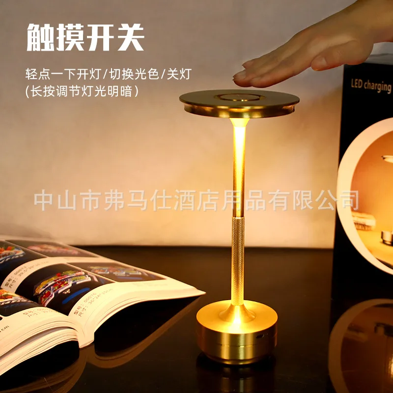 

Металлическая светодиодная сенсорная лампа для гостиной, спальни, прикроватная тумбочка для ресторана, бара, декоративная настольная лампа, зарядка через USB, атмосфера, креативный ночник