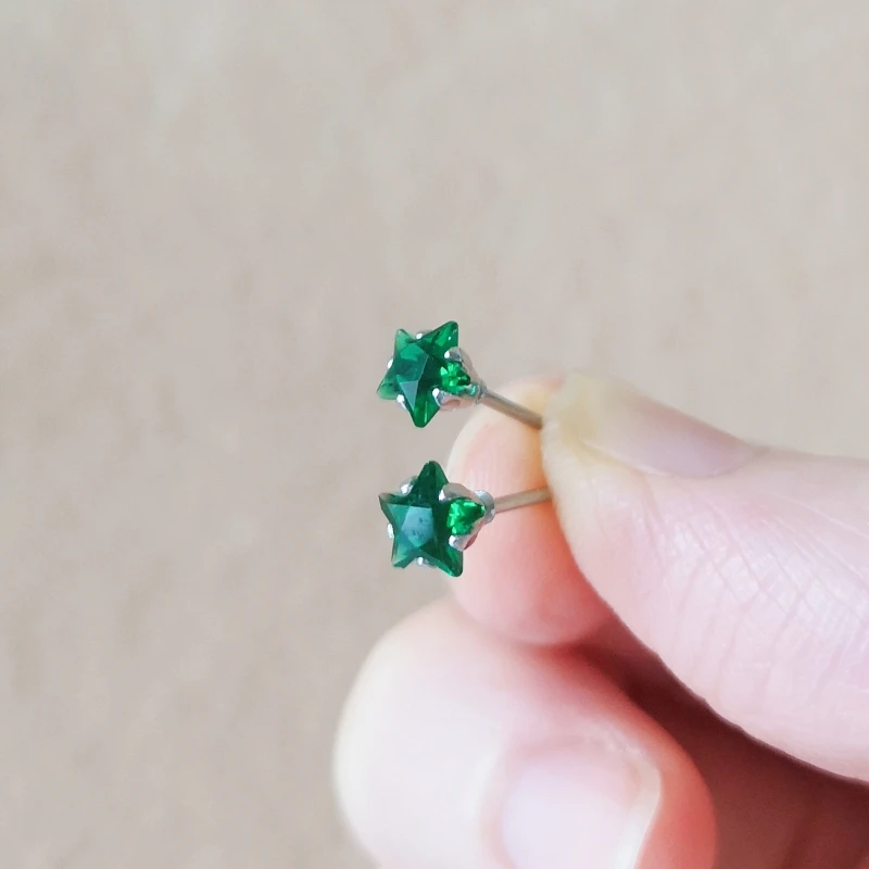 Ein Set 5 mm rote sternförmige Glas-Ohrstecker mit Edelstahlnadel, kurzer Schmuck, keine Allergie – Detail 2