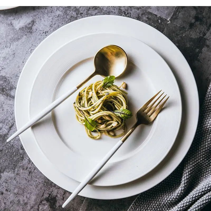 Reinweißer runder westlicher Steakteller aus Keramik, flaches Haushaltsgeschirr, Abendessen, Wohnzimmer