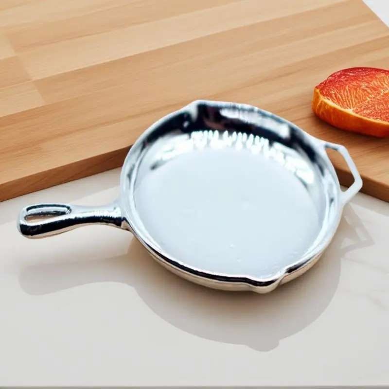 Accesorio para casa de muñecas de 1 Uds; Mini juguete de adorno en miniatura de simulación de modelo de sartén de aleación