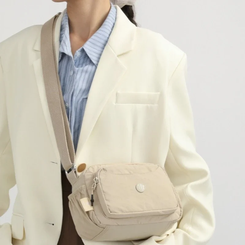 Leichte Nylon-Umhängetasche mit verstellbarem breitem Riemen, mehrschichtige Handtasche, Schultertasche, Messenger-Tasche für Damen im Alltag – Detail 1