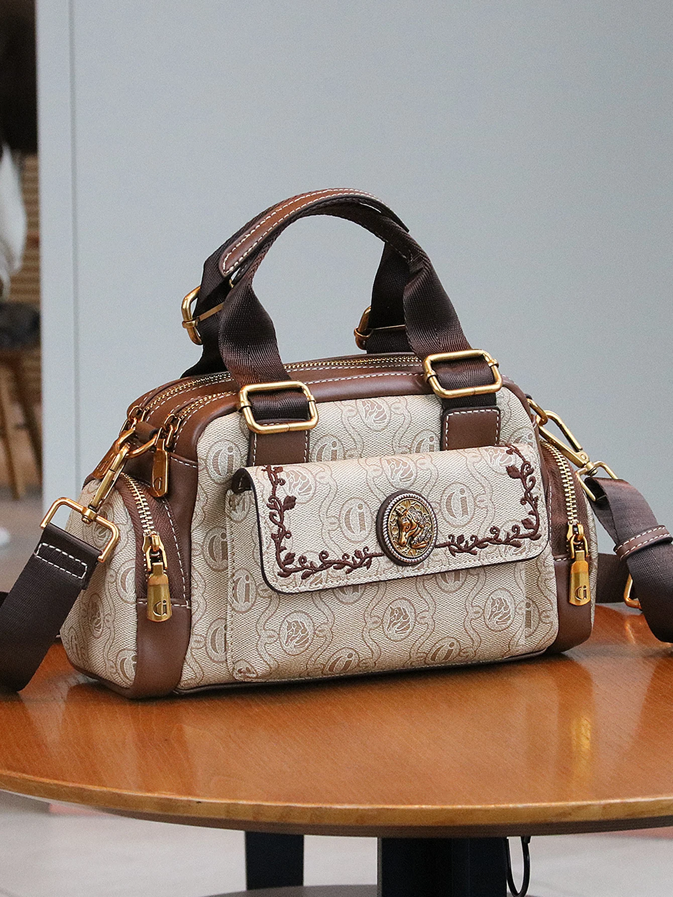 2026 New Women's Bag, Fashionable Multi-Pocket Style, Casual and Versatile Handbag, Retro Green Color Matching Shoulder Bag, Hig