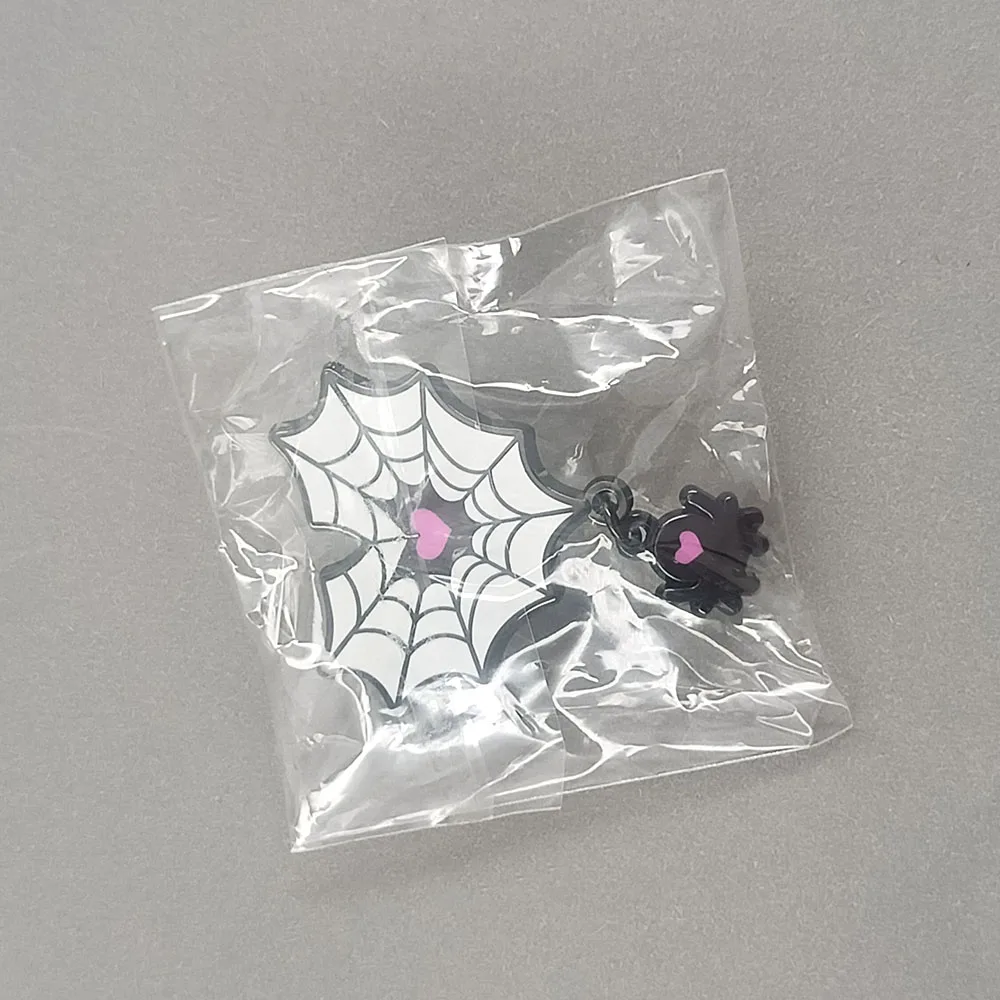 Goth-Herz-Spinnennetz-Brosche, rosa Herz-Metallabzeichen, hängende Spinnen-Emaille-Pin, Y2K-Punk-Schmuck, Halloween-Geschenk – Detail 9