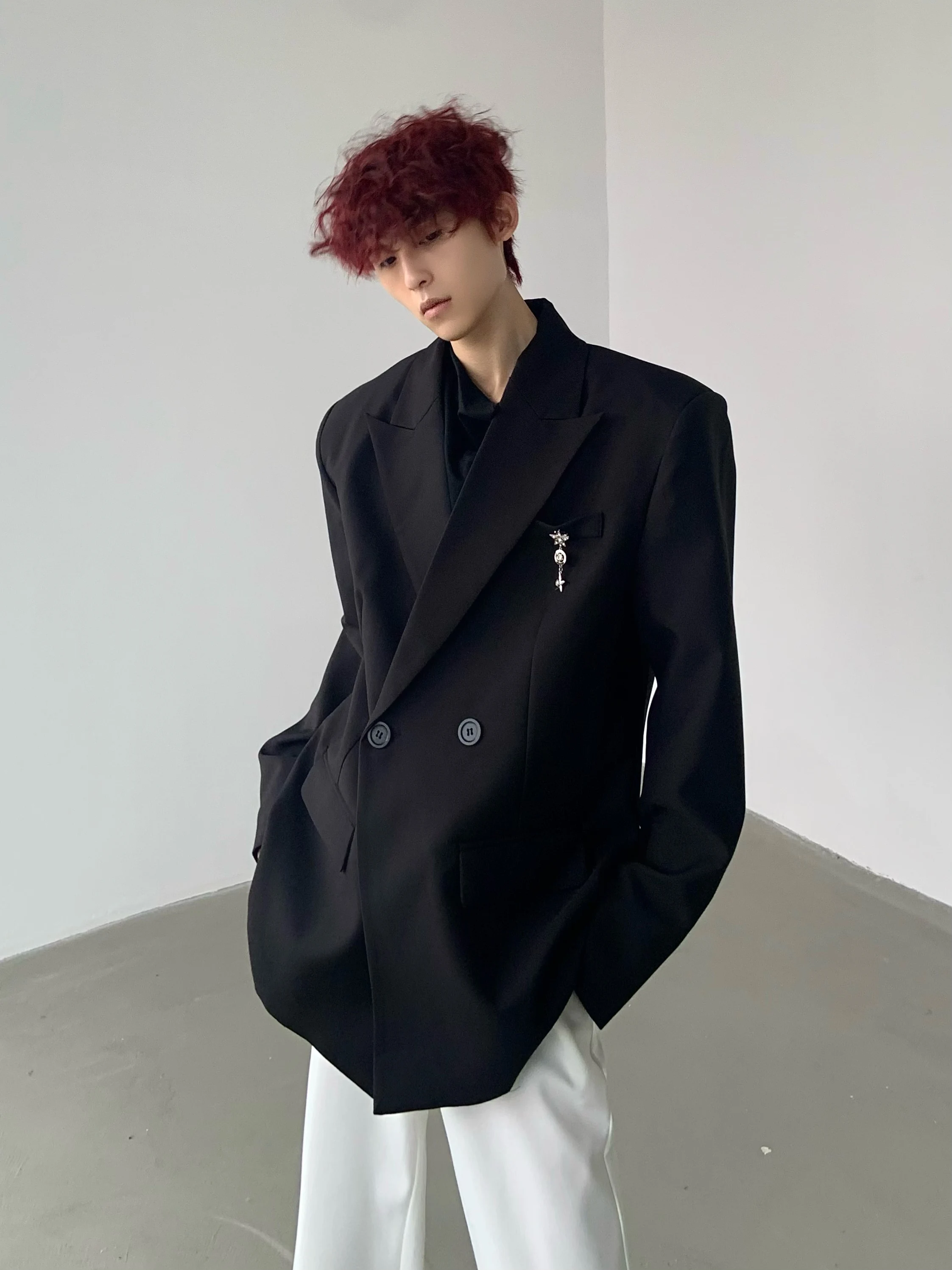 

Мужской повседневный пиджак HANY: свободный крой, модные погонки на плечах, универсальный молодежный стиль, длинный рукав, двубортная застежка на пуговицах