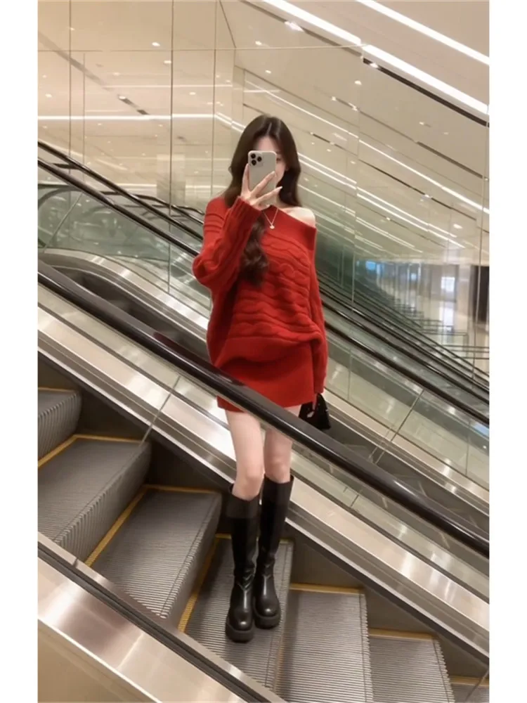 

Модный женский комплект с открытыми плечами: юбка с высокой талией и вязаный топ с длинными рукавами. Новинка весенней коллекции, универсальный вариант.