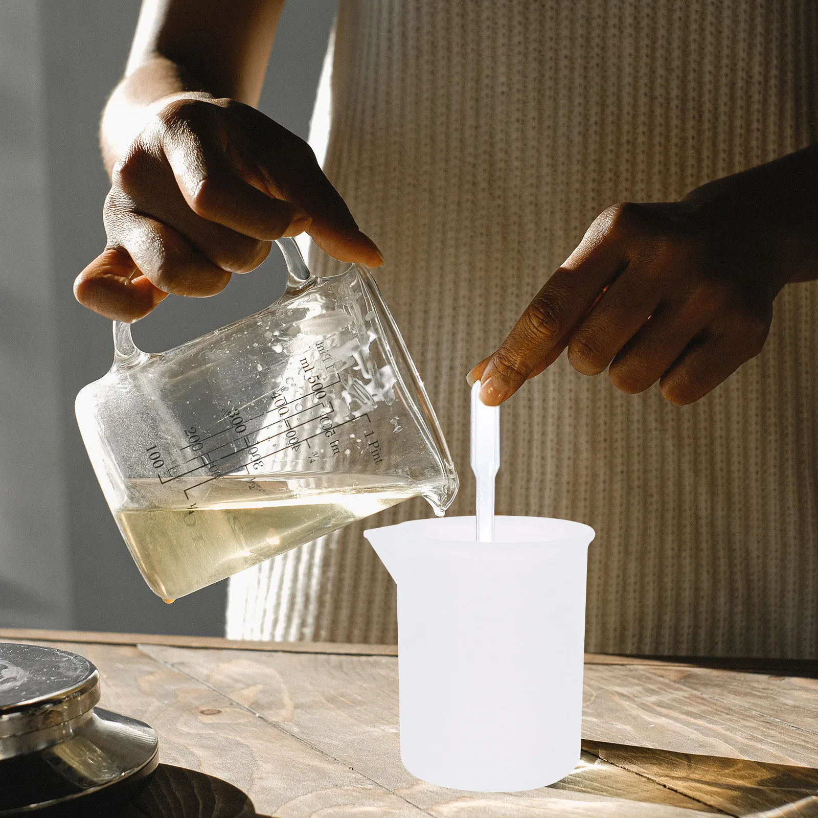 

Набор инструментов для смешивания эпоксидной смолы: многоразовые стаканы, палочки для перемешивания. Идеальный подарок для любителей DIY. Стаканы для смешивания, палочки для перемешивания, инструменты для работы с эпоксидной смолой.