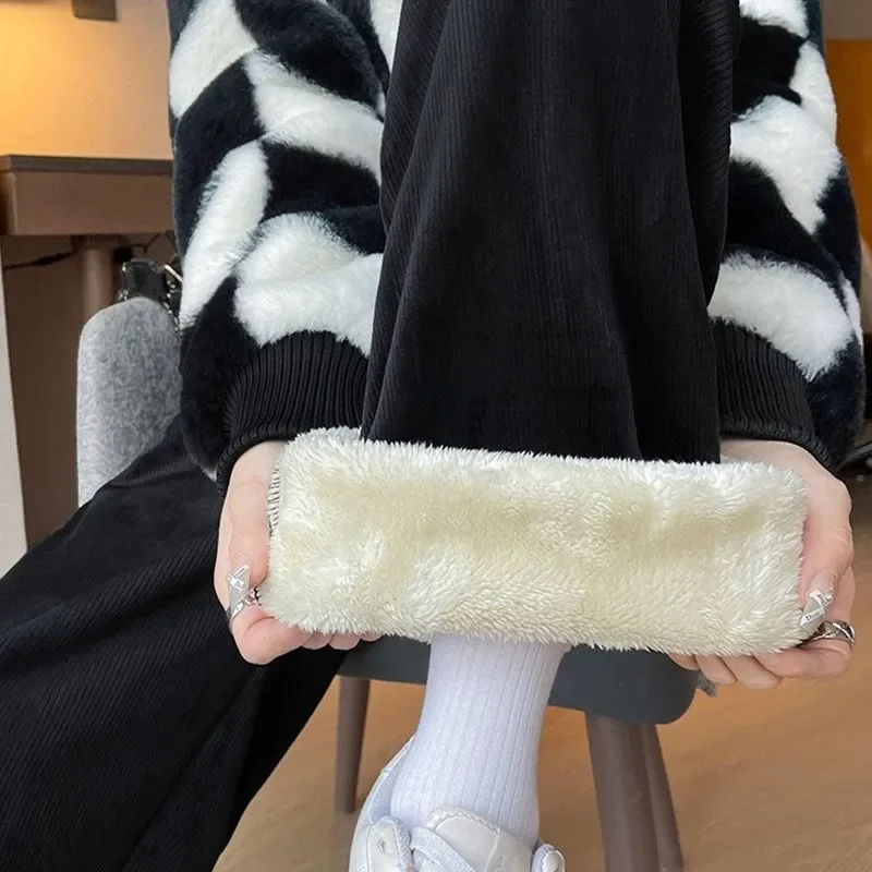 سروال قصير واسع الساق للنساء باللونين البيج والأبيض عالي الخصر ثنى سروال قصير صغير غير رسمي مبطن بالصوف مستقيم