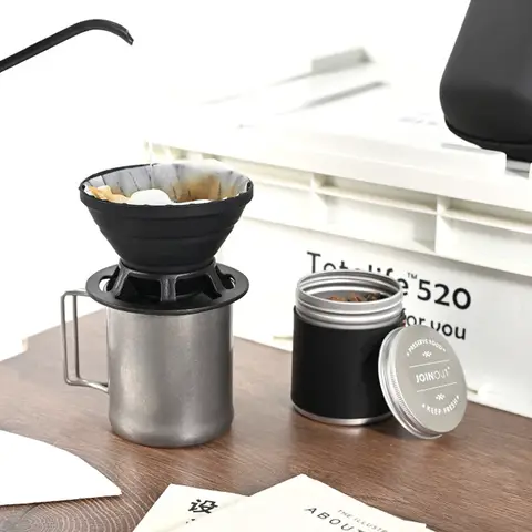 आउटडोर कैम्पिंग के लिए पोर्टेबल पोर-ओवर कॉफ़ी किट, सिलिकॉन ड्रिपर, कॉफ़ी कनस्तर और फ़ोल्डेबल हैंडल कप शामिल हैं 10 best sales कॉफी किट - №8