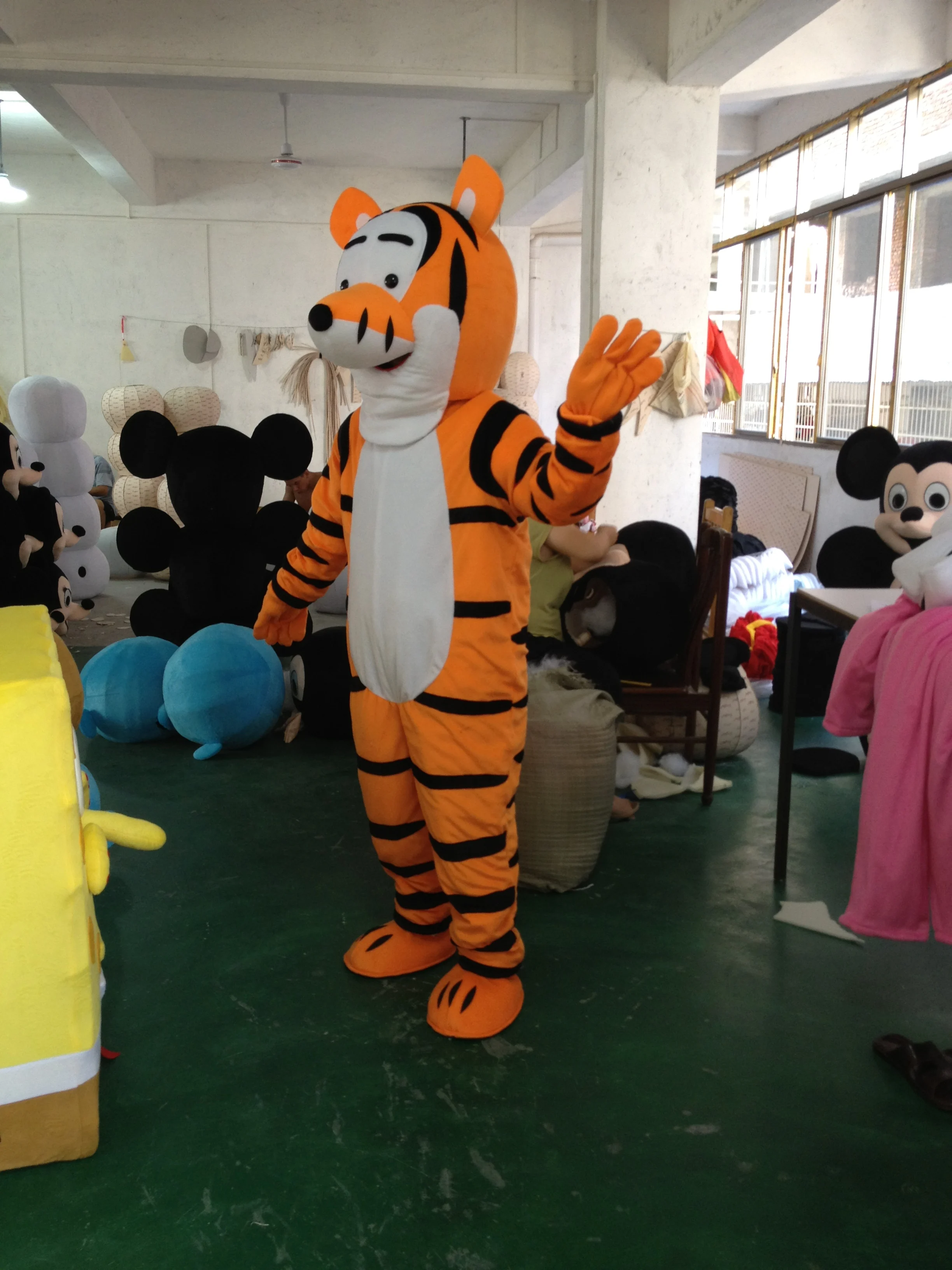Winnie Bear and Tigger Cosplay Mascot Toy Costume Adult Anime Cartoon Advertising Party Large Plush Advertising