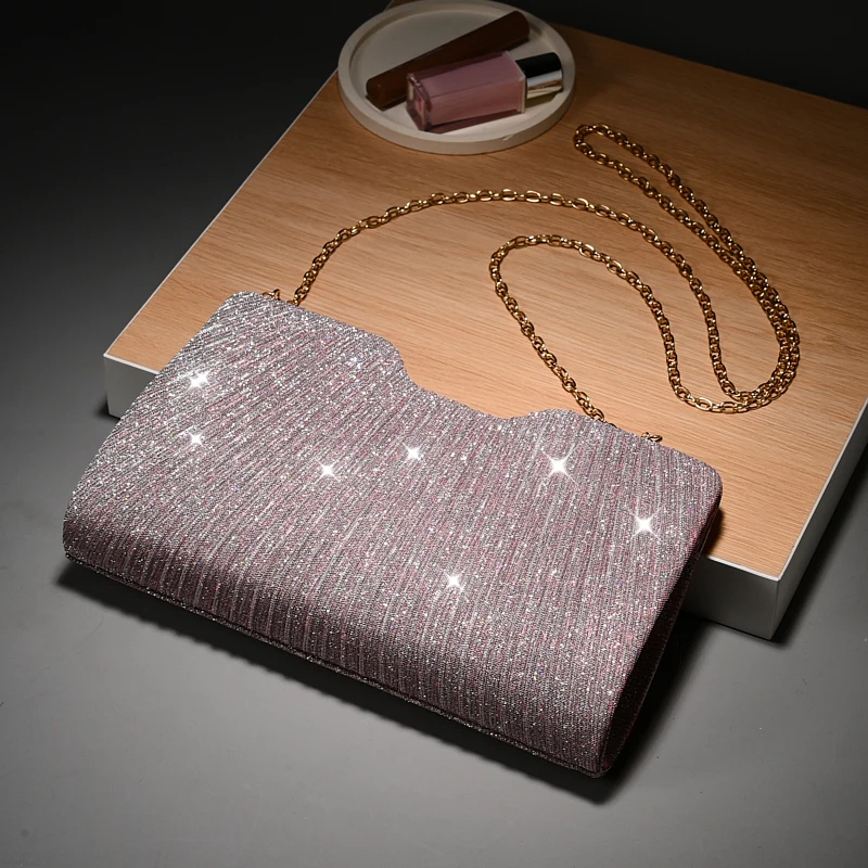 Luxuriöse, leicht verzierte Abendtasche mit vertikalen Falten und Pailletten, mit Metallkette, als Umhängetasche für Verlobungspartys, passend zu festlichen Kleidern. – Detail 8