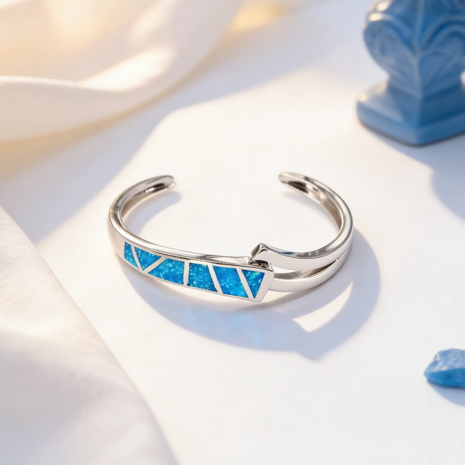 Elegant silver adjustable women\'s bracelet with unique design Jewelry is the best gift for birthdays anniversaries and holidays