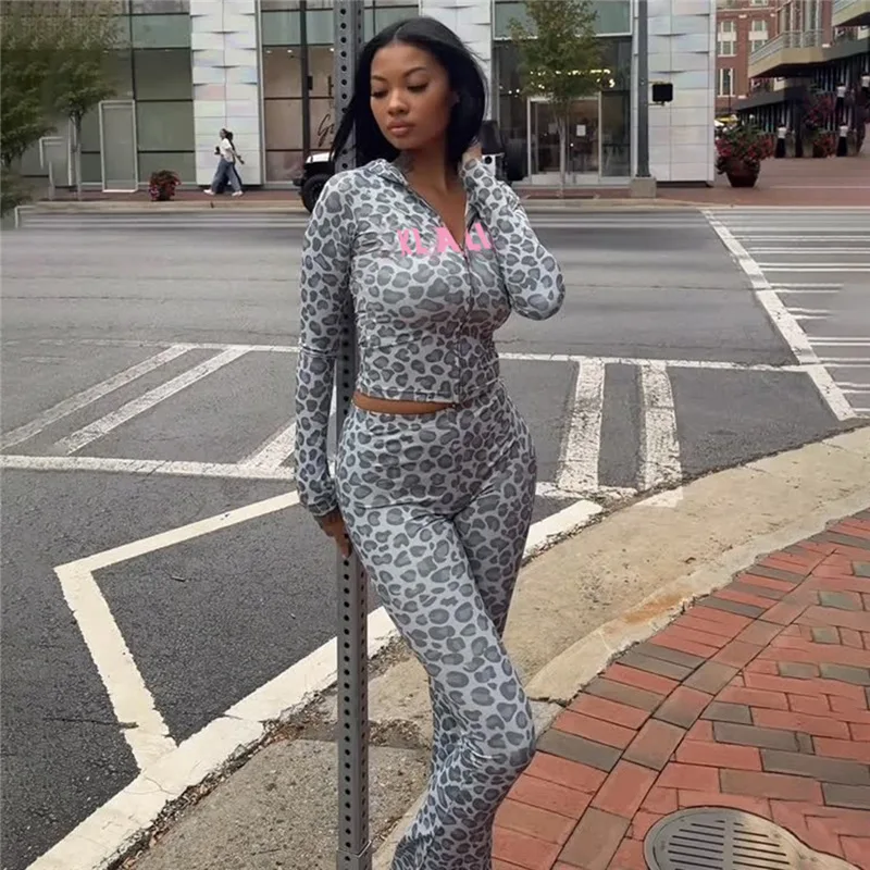 Damskie dresy z nadrukiem literek i panterki, modny, casualowy zestaw dwuczęściowy: bluza z kapturem zapinana na zamek z długim rękawem + spodnie typu flare.