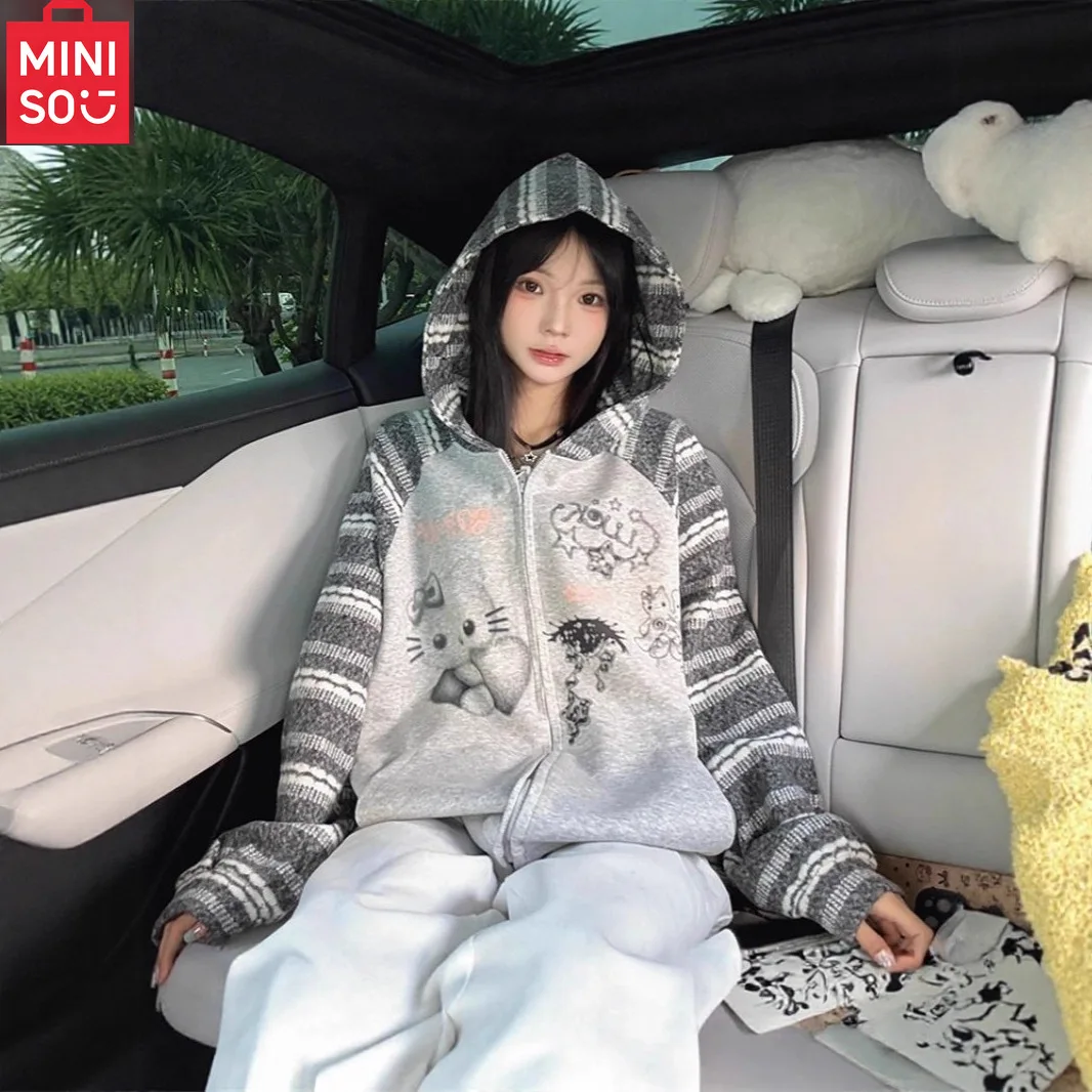 سترة نسائية بغطاء للرأس من MINISO بتصميم جديد 2025 سترة صوفية ذات طراز كسول متخصصة