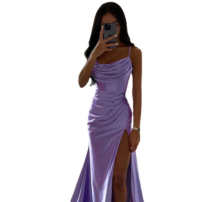 Satin-Abendkleid mit Spaghettiträgern & Schlitz - usage example