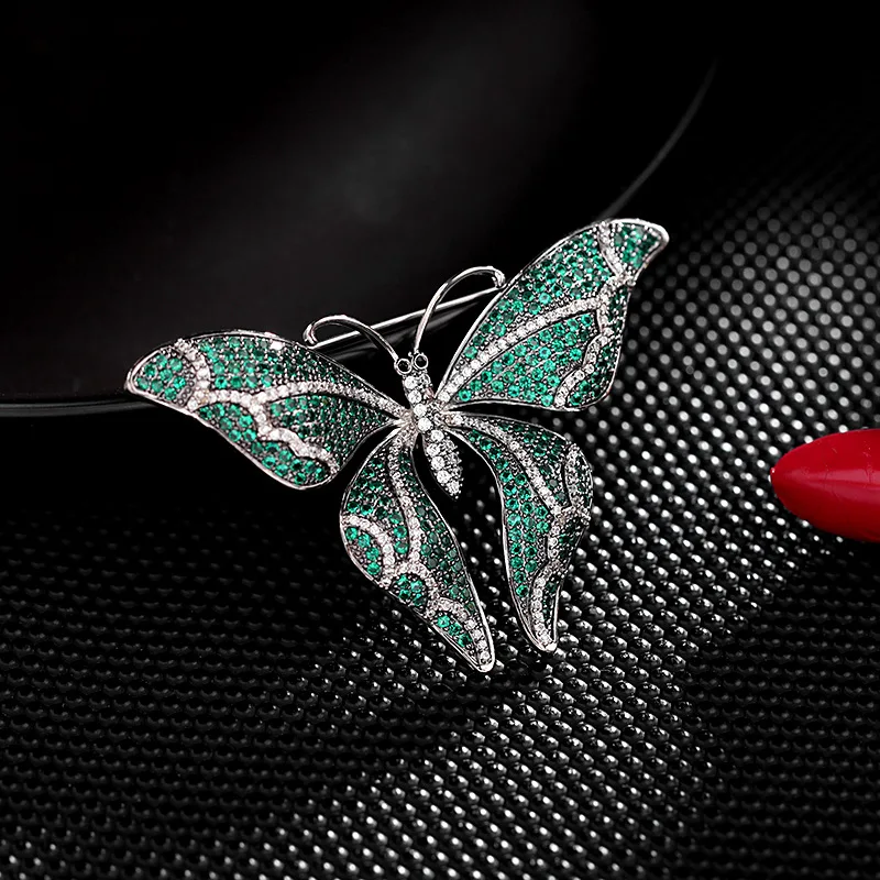 زركون نادر مرصع بالأناقة الفرنسية، صدار عصري وراقي يقترن بروش الفراشة