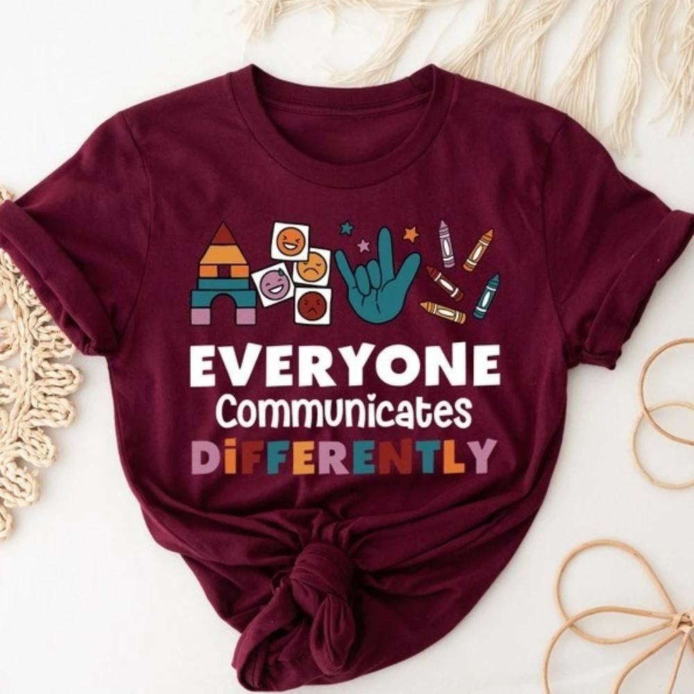 الجميع التواصل بشكل مختلف تي شيرت التوحد خاص إد المعلم التنوع العصبي قبول الوعي معالج الإعاقة هدية