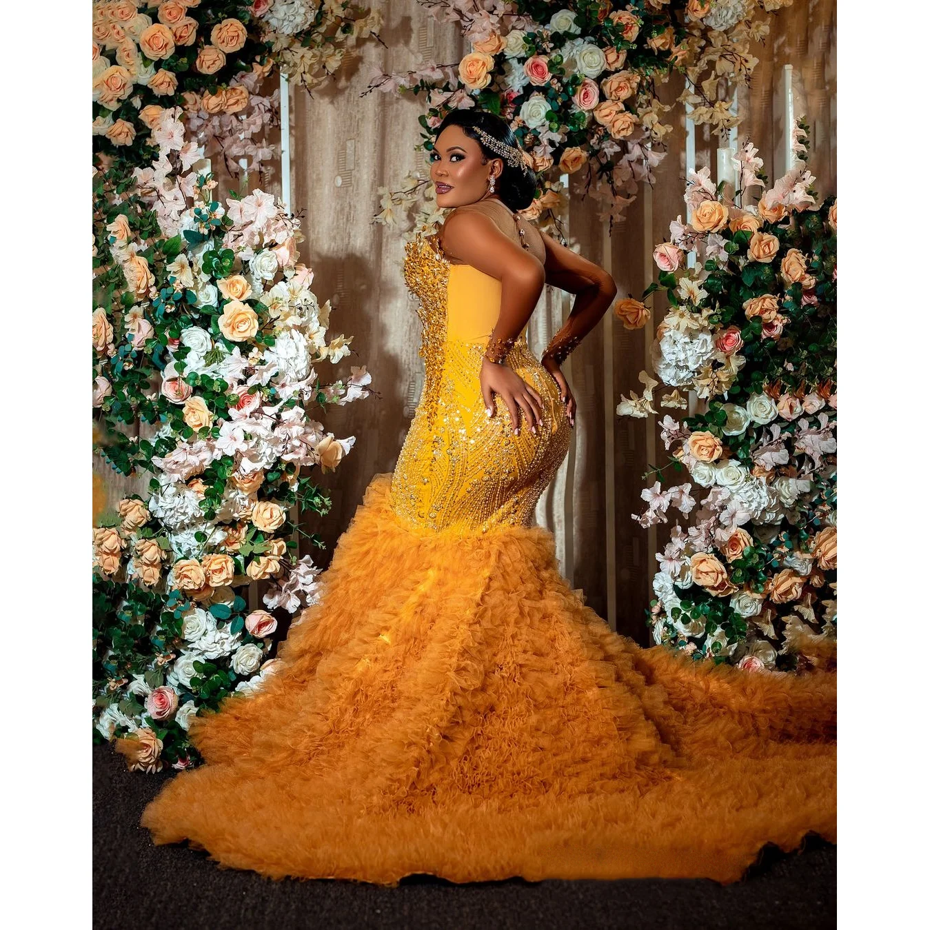 Vestidos de fiesta de lujo dorados, volantes de lentejuelas, tul, apliques de cuentas, vestido de noche Formal, vestidos de boda exuberantes escalonados largos, botones traseros