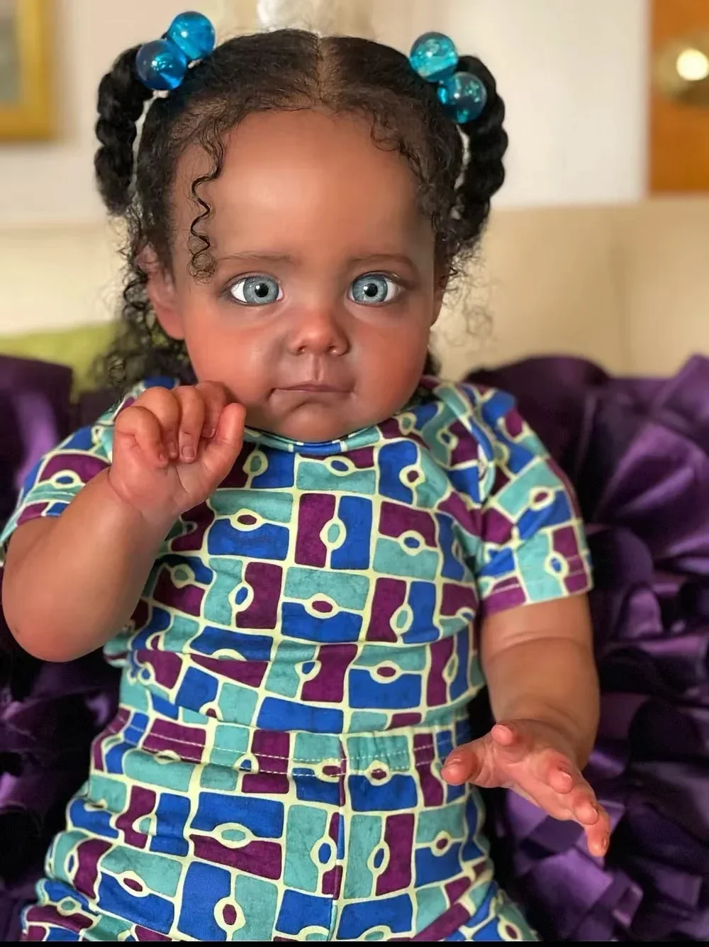 SINO-BB Fornitura limitata personalizzata 24''Reborn Baby Maggie Capelli radicati a mano Pelle scura Bambola già finita con abito diverso