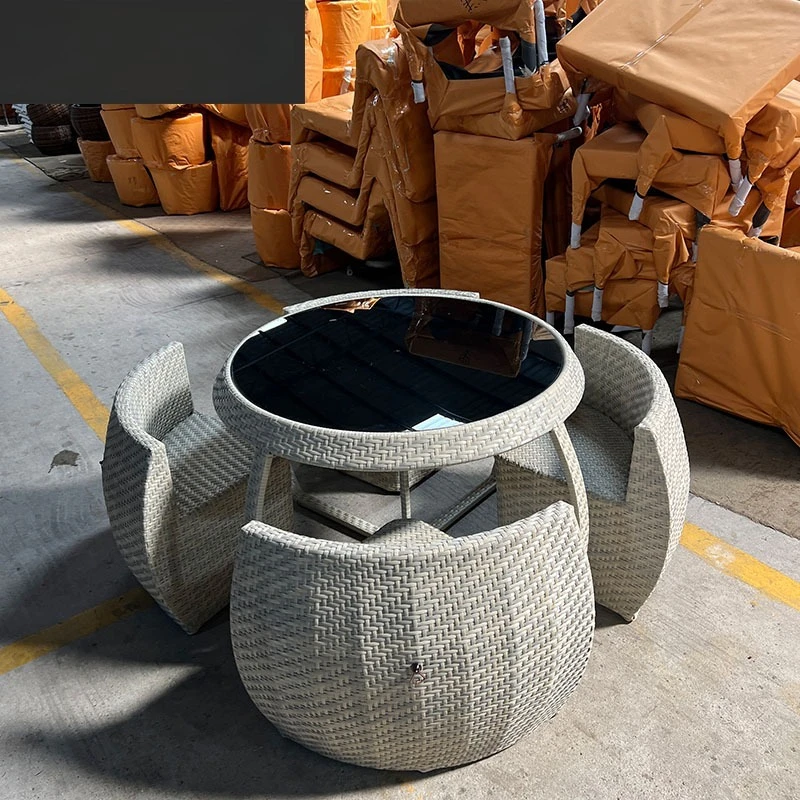 

Столы и стулья для уличного двора. Вязаный крючком ротанг для сада под открытым небом. Водонепроницаемый и солнцезащитный крем. Кованая каменная плита.