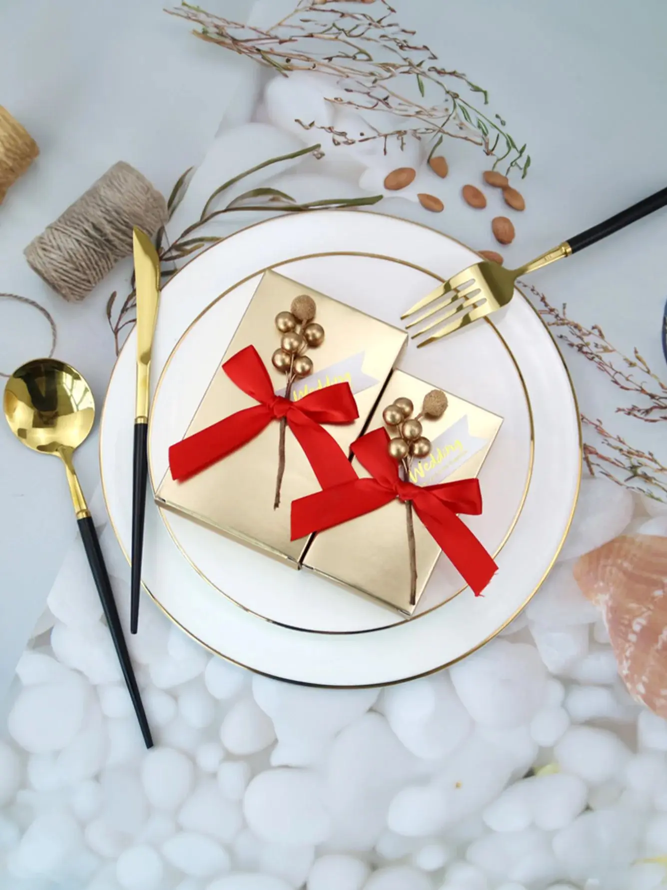 

10pcs European wedding gift candy box Gold paper box square box packaging gift box Candy box wedding supplies