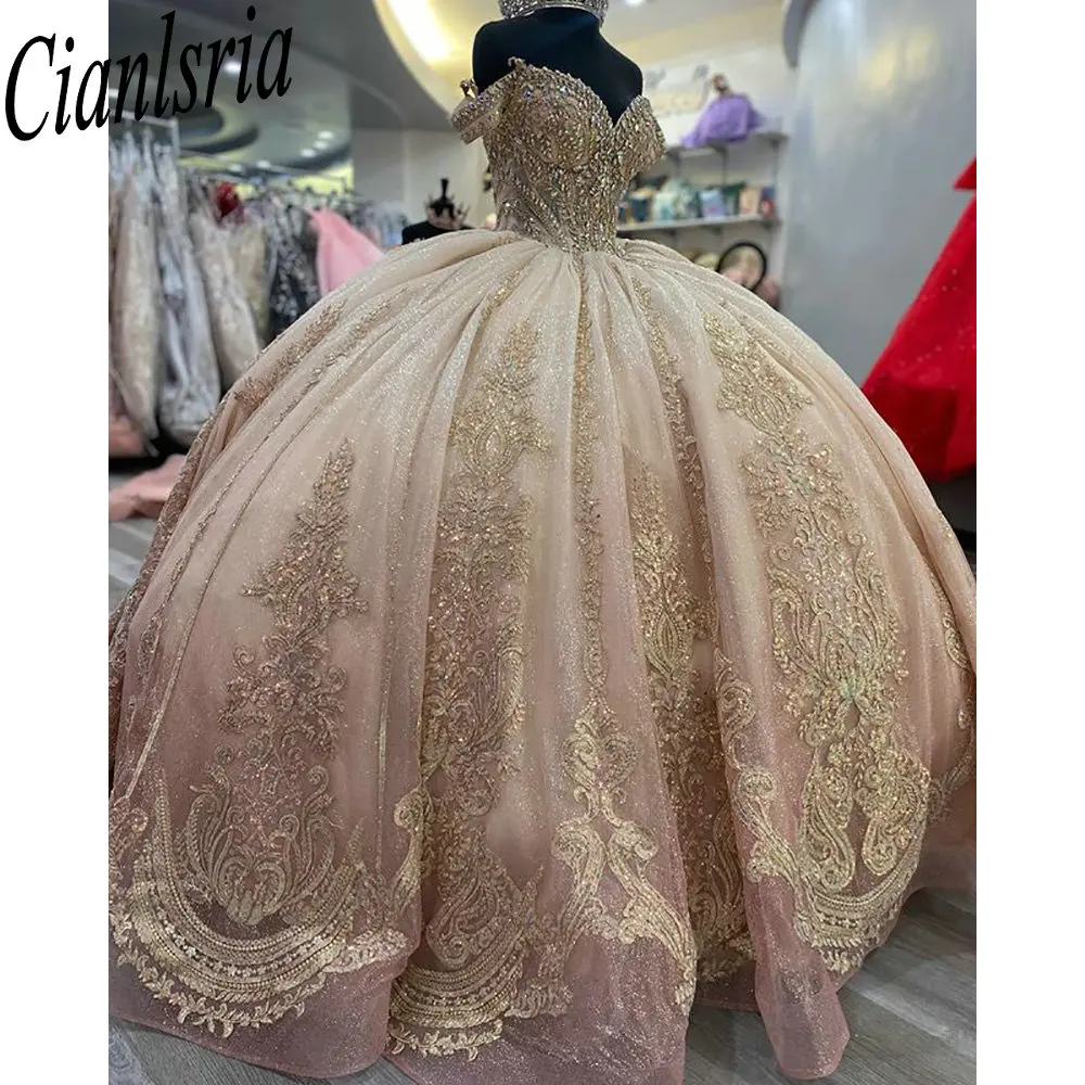 

Золотое блестящее платье Quinceanera с кристаллами и бисером, бальное платье с открытыми плечами, аппликации, кружевной корсет, Vestidos De XV Anos