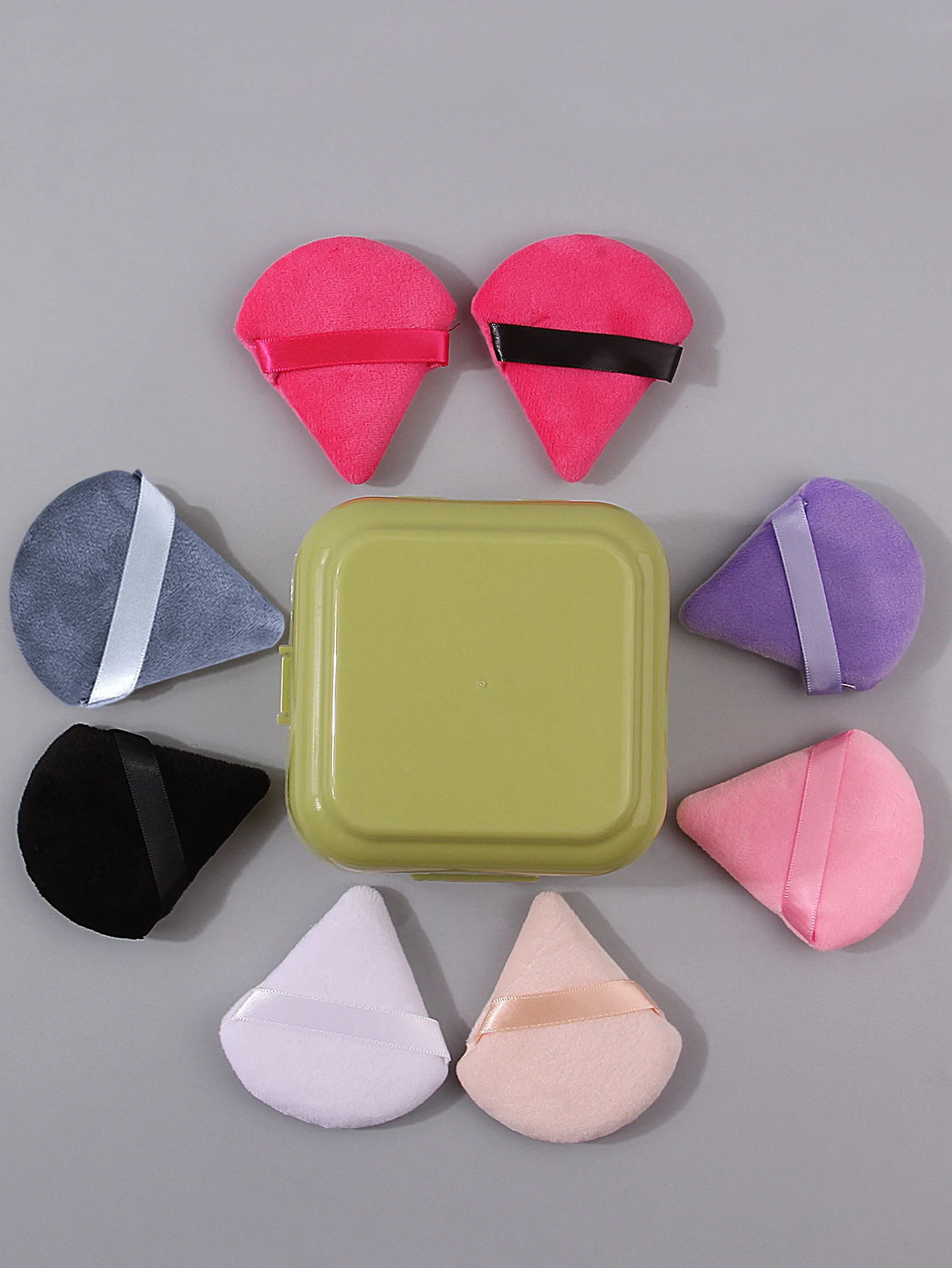 Bouffée de poudre d'éponge triangulaire mixte de 8 couleurs, bouffée de poudre libre utilisable double face super douce, outil de beauté portable + boîte de rangement 1 pièces