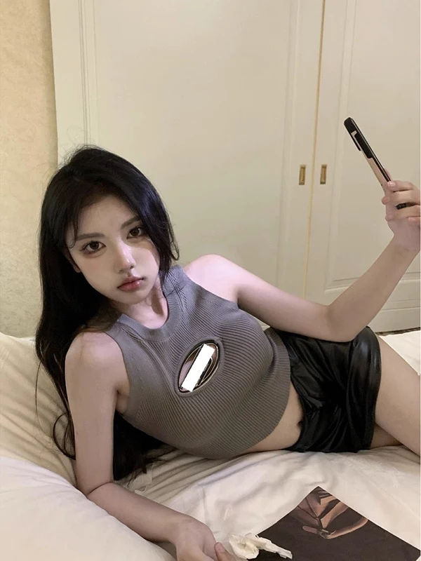 توب نسائي صيفي قصير بدون أكمام منسوج بحمالات رفيعة أسود اللون مكشوف الكتفين #5