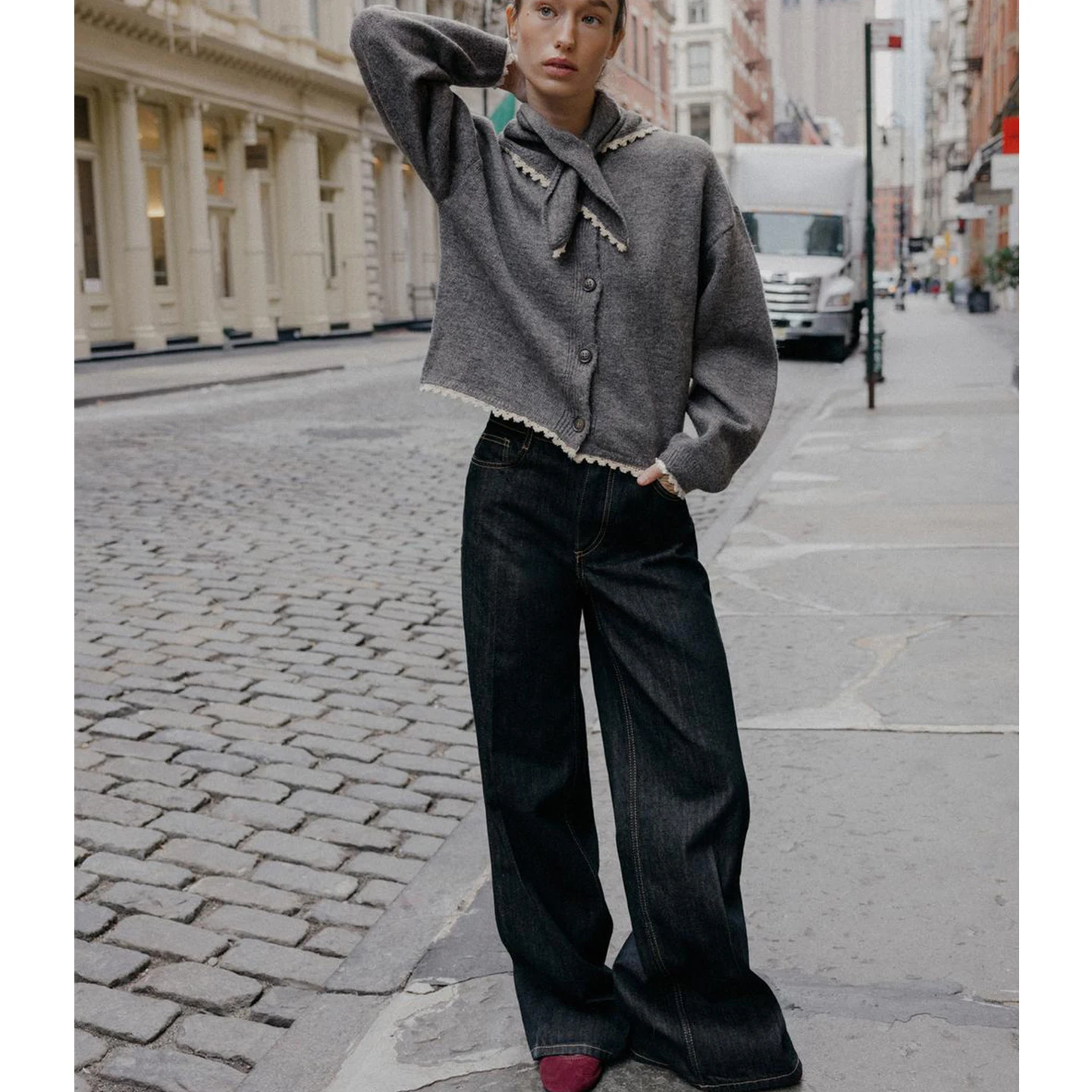 Zimowy Nowy Damski Luźny Długi Sweter z Okrągłym Dekoltem, Szalikiem, Kolorowym Blokowaniem, Koronkowym Wykończeniem, Dzianinowy Kardigan z Włókna Poliestrowego