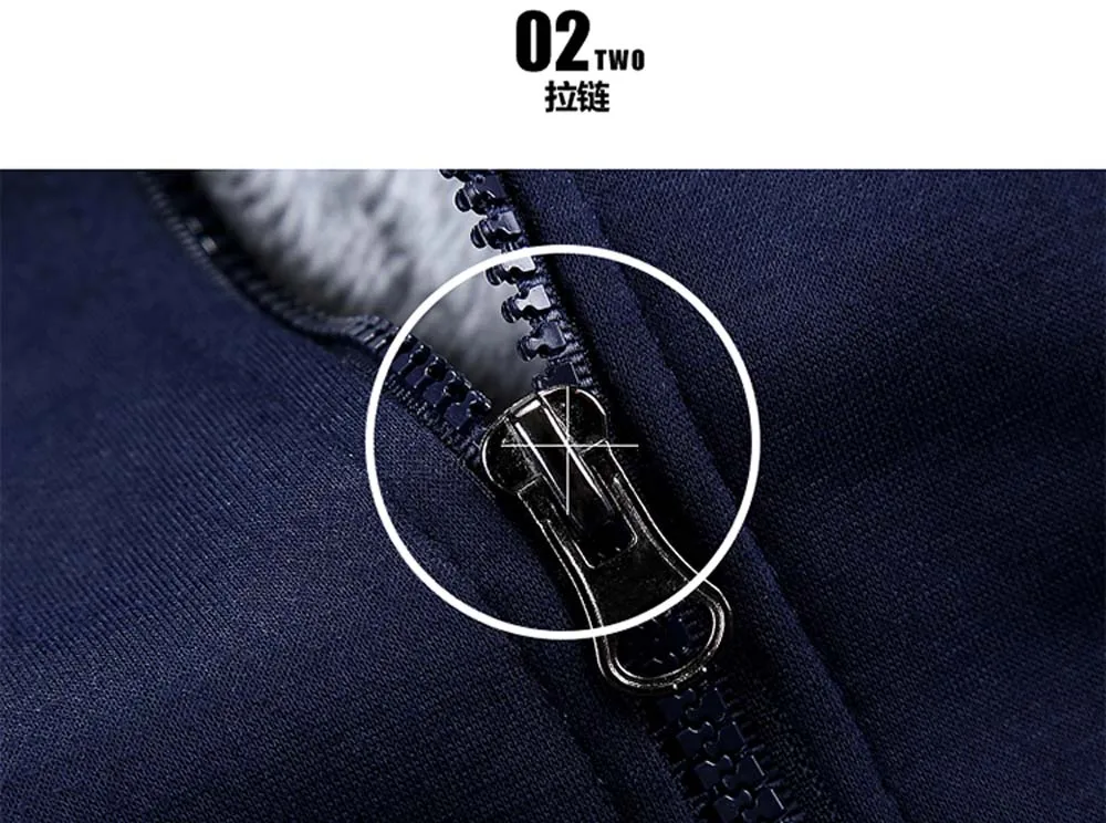 Gâchette de fermeture éclair en métal noir au design moderne et épuré sur un sweat à capuche d’anime Attack on Titan en polaire noire pour homme.