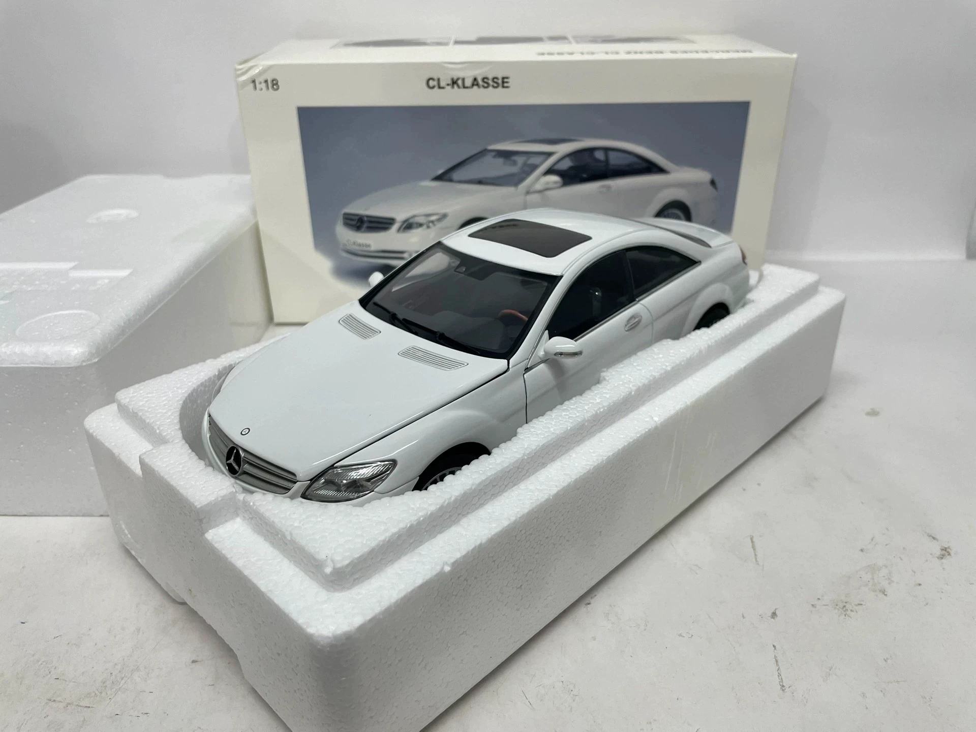 

Autoart 1:18 CL-Klasse CL500 White Simulation Limited Edition All Open Alloy Metal Static Car Model Toy Gift