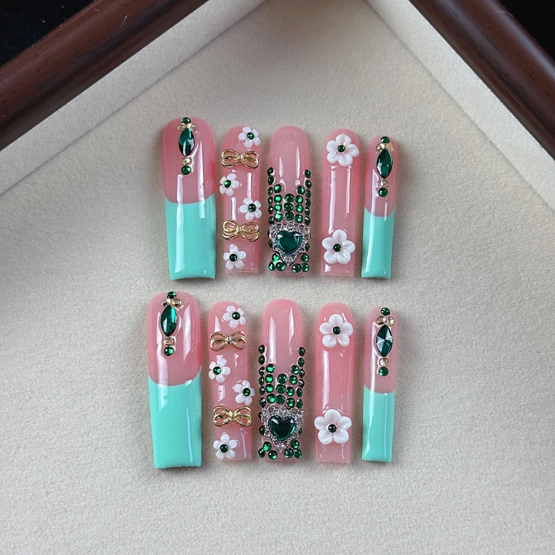 10pcs high-end Retro court style, hand-painted carvings, heart-shaped green diamonds, shiny round diamonds handmade fake nails