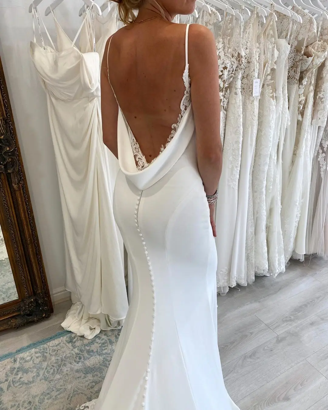 Fataparese Trouwjurk Full-Lengte Crêpe Gown Spaghettibandjes Mermaid Gown Illusion Lage Cowl Back En Een Lange Vegen trein