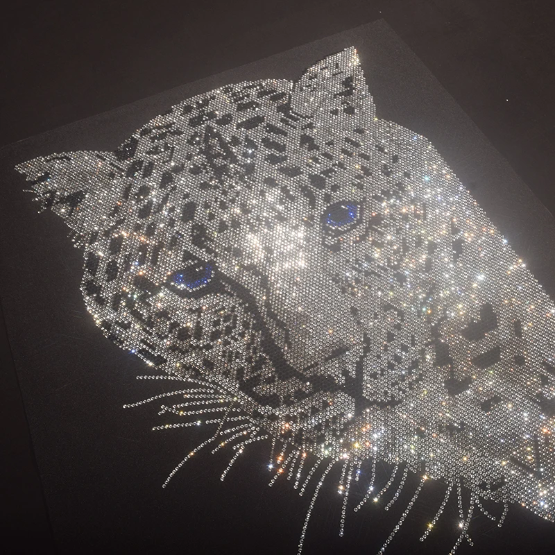 قماش كبير عصري مع ملابس وتي شيرتات وقلنسوة وإكسسوارات ملابس على شكل الفهد الماسي المنقوش