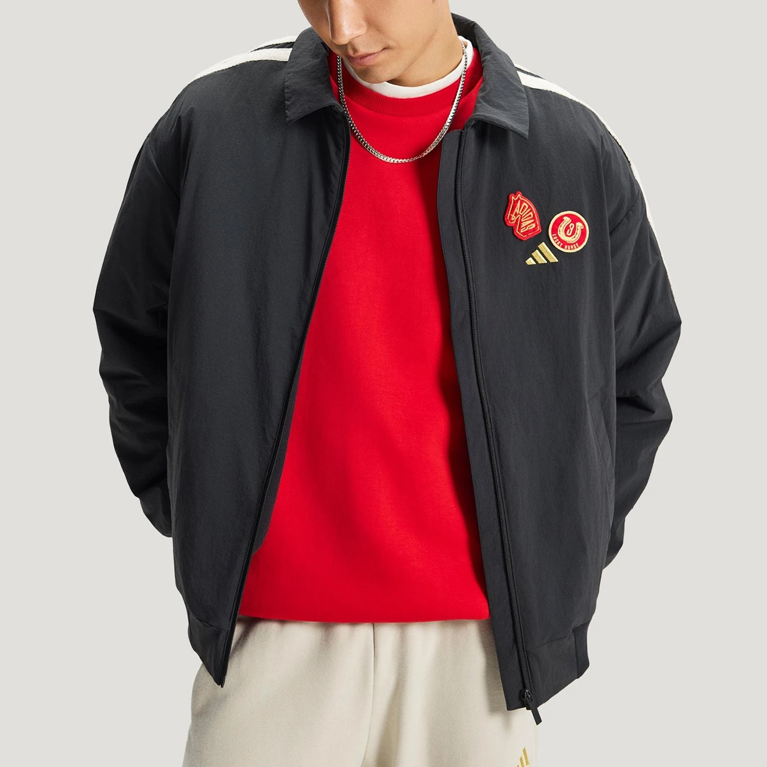 

Оригинальная зимняя мужская спортивная куртка Adidas с воротником и тканым узором KE4057