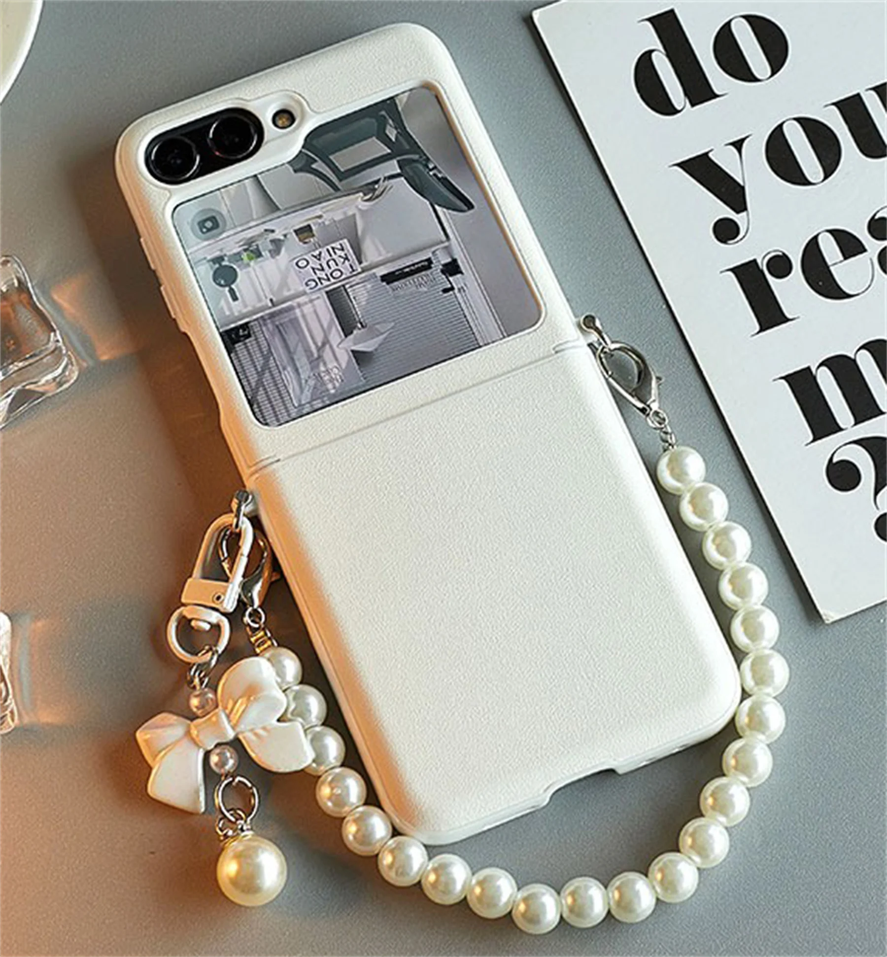 Luxury Simple White Phone Case with Portable Pearl Bracelet Bow Pendant for Samsung Galaxy Z Flip5 Zflip6 ZFlip 5 Flip6 Cover