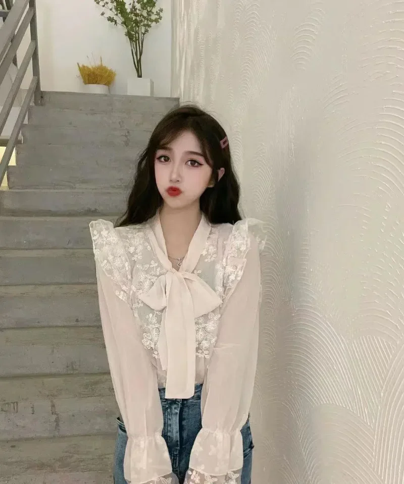 Autumn New Korean Fashion Slim Blusas De Mujer Temperament Lace Bow Lace Flower Shirt Female Flare Sleeve Blouse Women