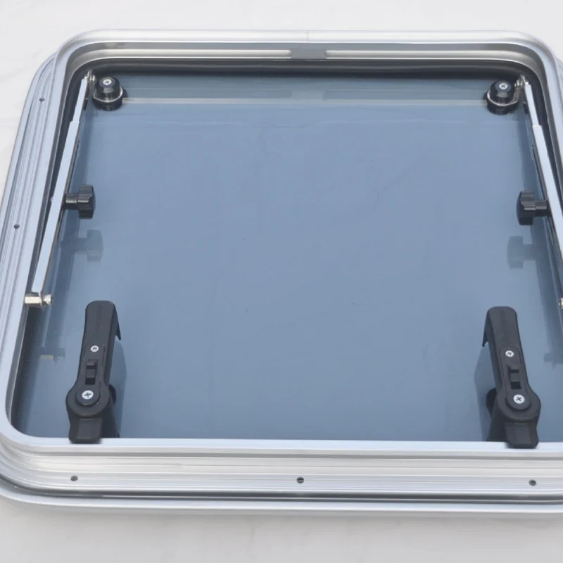 RV Multi-ukuran Perahu Hatch Skylight Aluminium Buka Bentuk Persegi Panjang Jendela Aksesori Laut untuk Kapal Pesiar