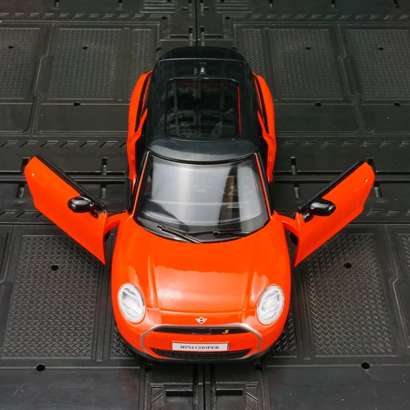 1:28 Simulation BMW Mini New Energy Alloy Car Model Door Can Open Sound and Light Power Car Ornament Collection Gift view 2