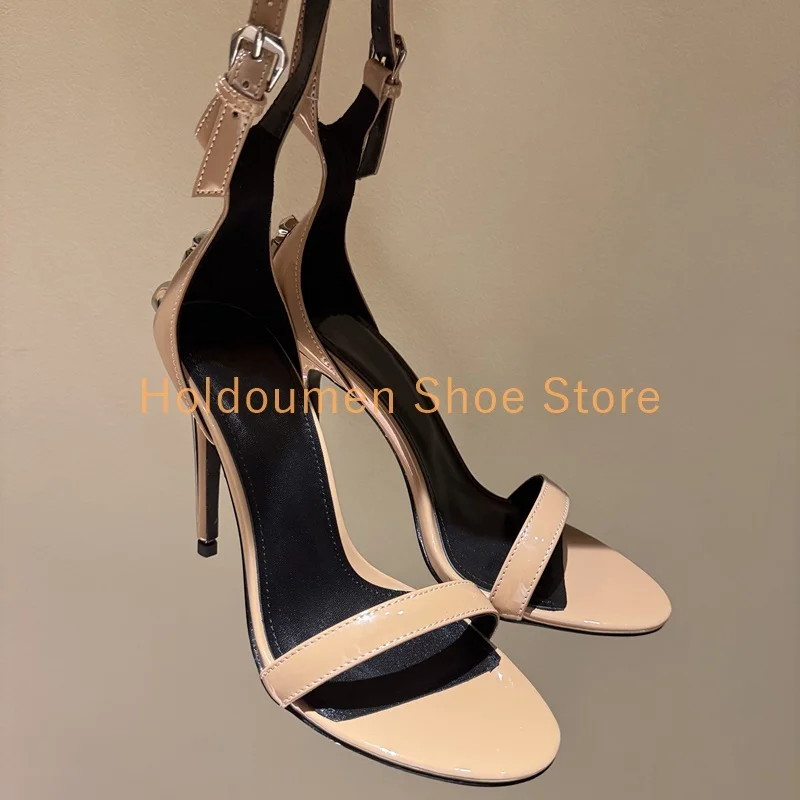 لامعة براءات الاختراع والجلود حزام واحد مثير اللمحة تو الصنادل رواية تصميم الصليب المعادن الصولجان كعب الكاحل حزام مشبك صنادل مماشي للموضة