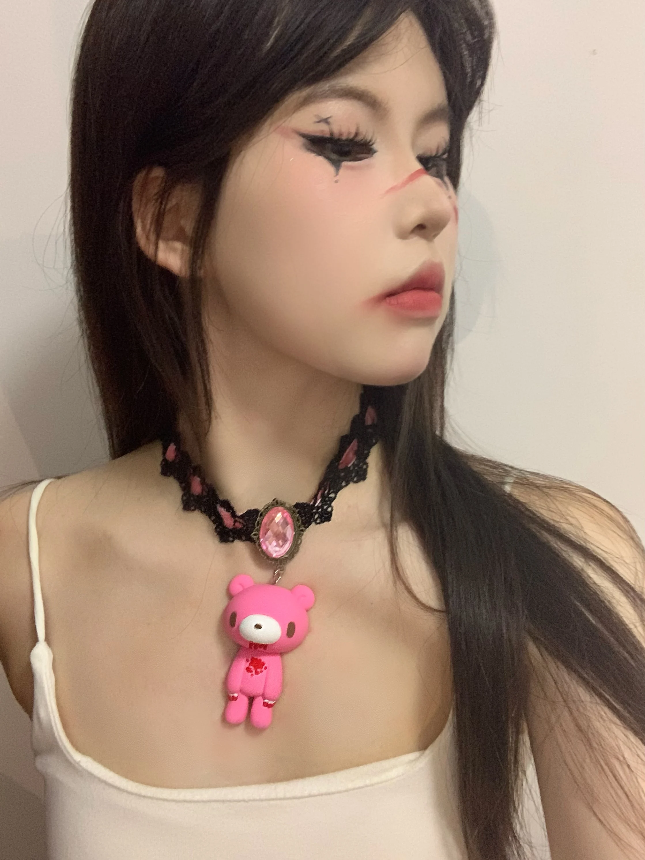 المختنقون الدانتيل القوطي مع المعلقات الدب الدموي ولمسات الأحجار الكريمة. مثالي مخيف - إكسسوارات الهالوين اللطيفة.