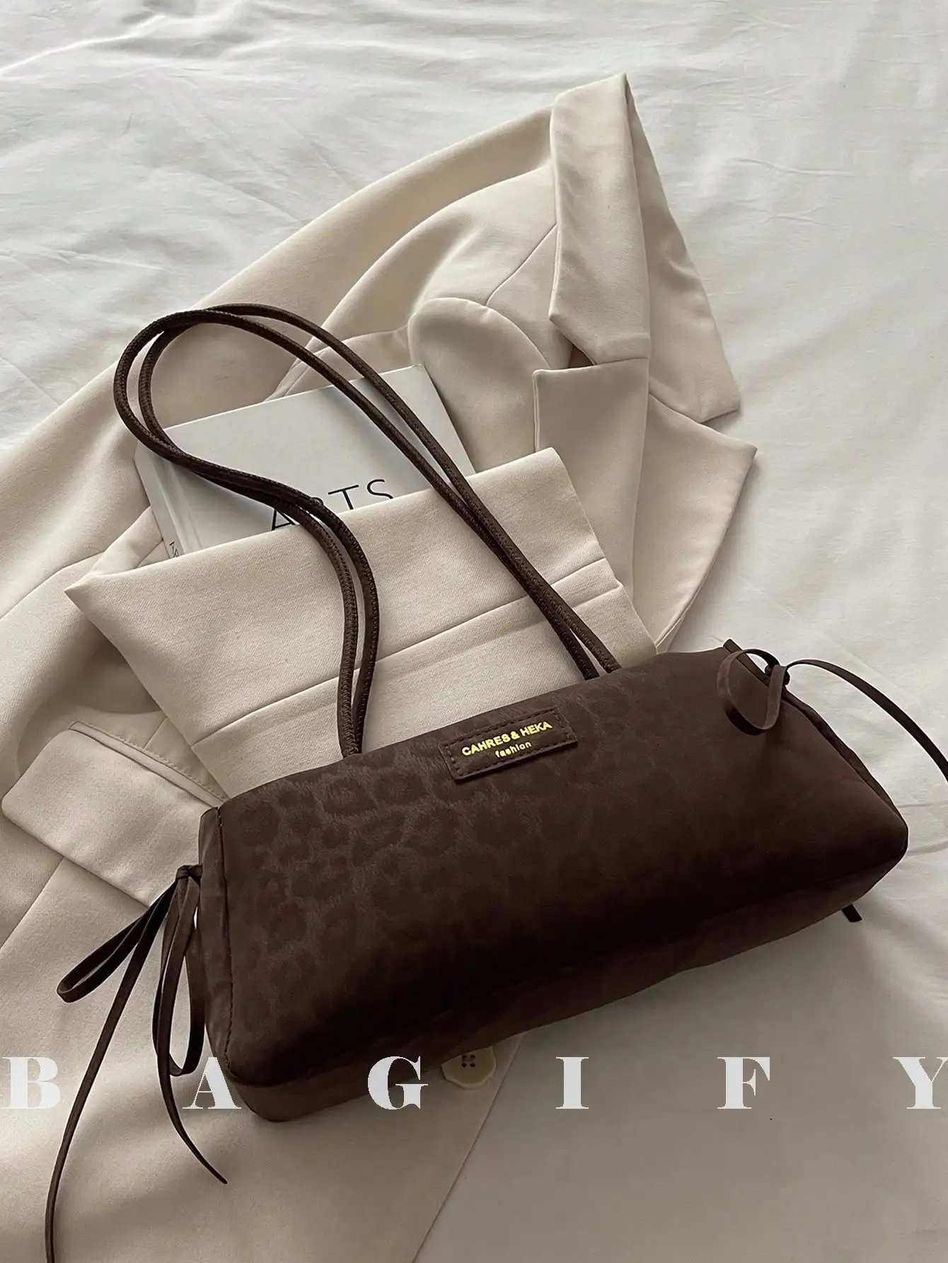 

Коричневая сумка-цилиндр из замши с регулируемым ремнем для повседневного использования