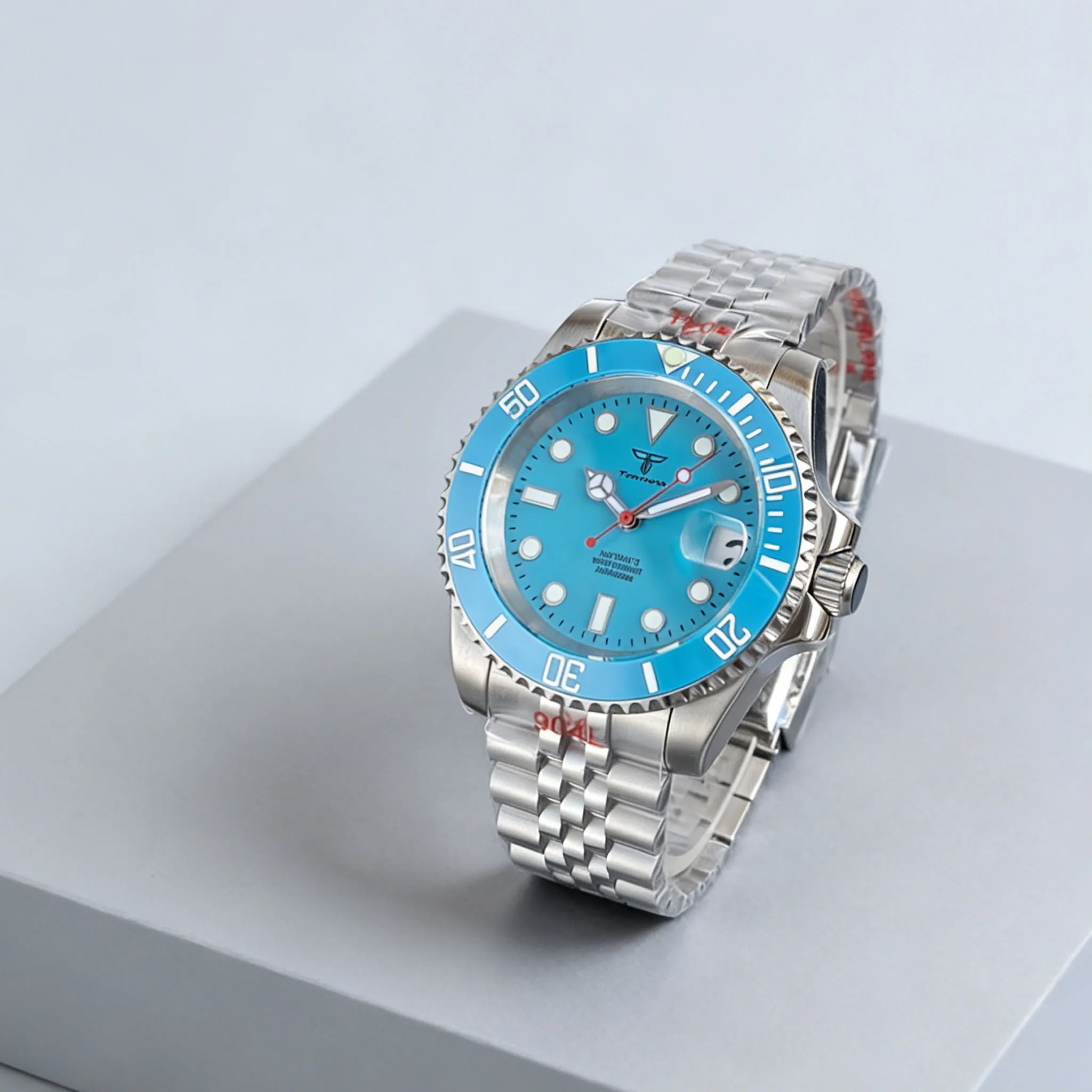 

Светло-голубой Tandorio 40 мм, сапфировое стекло, зеленый светящийся циферблат, керамический безель, 20 бар, автоматический механизм NH35A, браслет Jubilee.