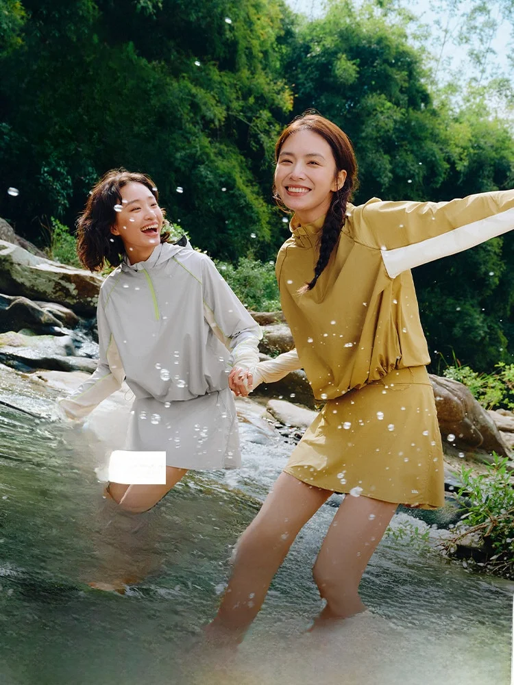 

Комплект для серфинга и плавания из материала с текстурой бананового листа: быстросохнущий, водонепроницаемый, с защитой от солнца, с капюшоном, с длинными рукавами, без стягивающих элементов.