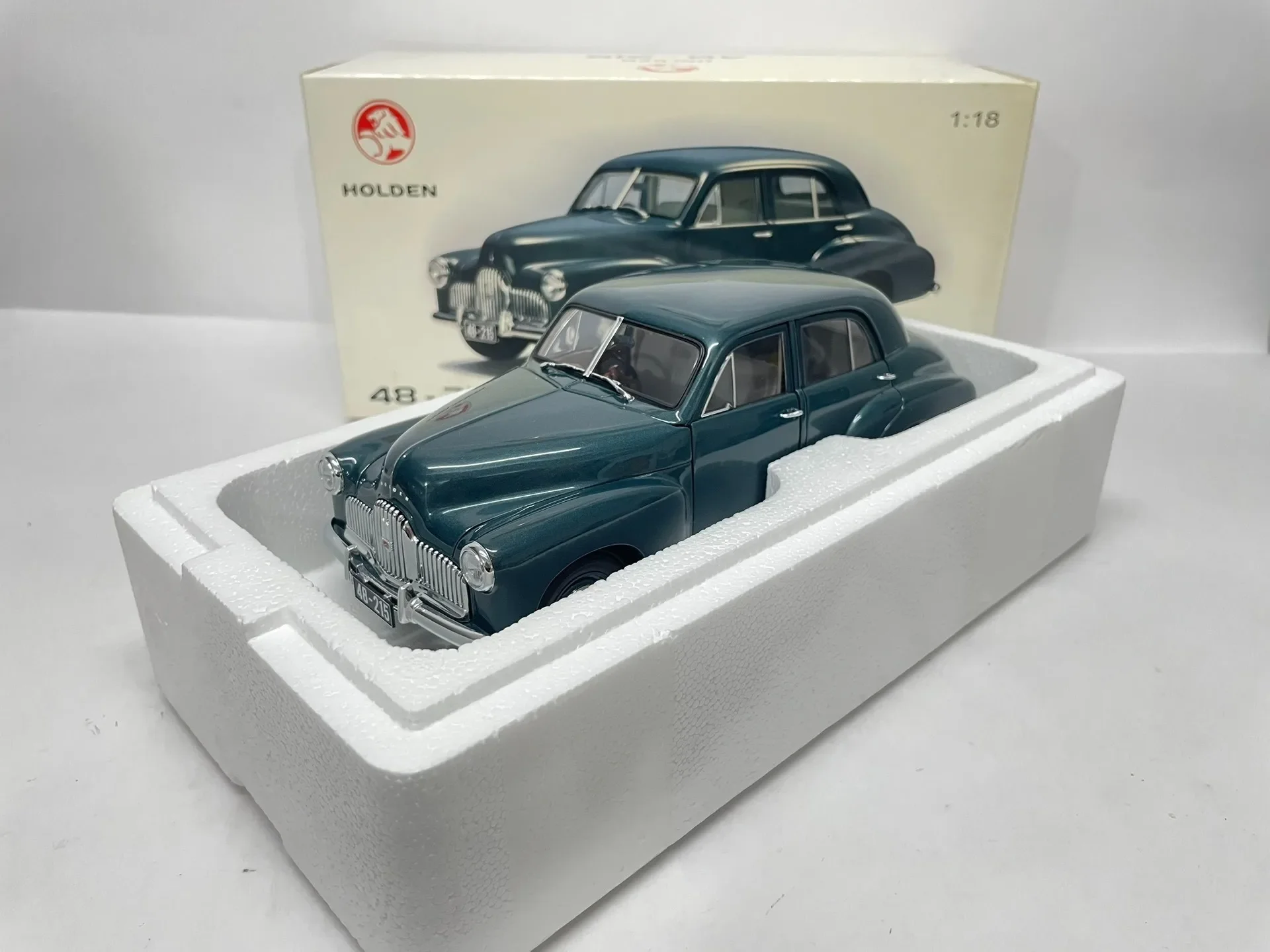 

Autoart 1:18 Holden 48-215 Green Simulation Limited Edition All Open Alloy Metal Static Car Model Toy Gift